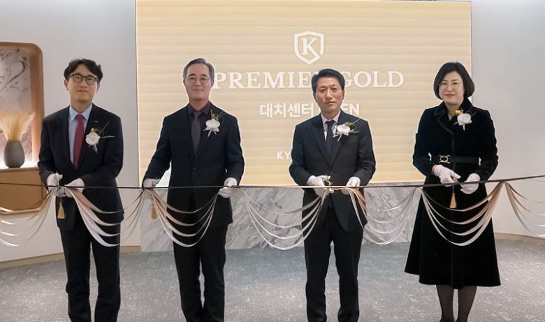 조성호 교보증권 자산관리부문장(왼쪽부터), 이석기 교보증권 대표이사, 박봉권 교보증권 대표이사, 박지영 교보증권 PREMIERGOLD대치센터장이 지난 20일 서울 강남구 '프리미어골드 대치센터'에서 기념촬영을 하고 있다. 교보증권 제공.