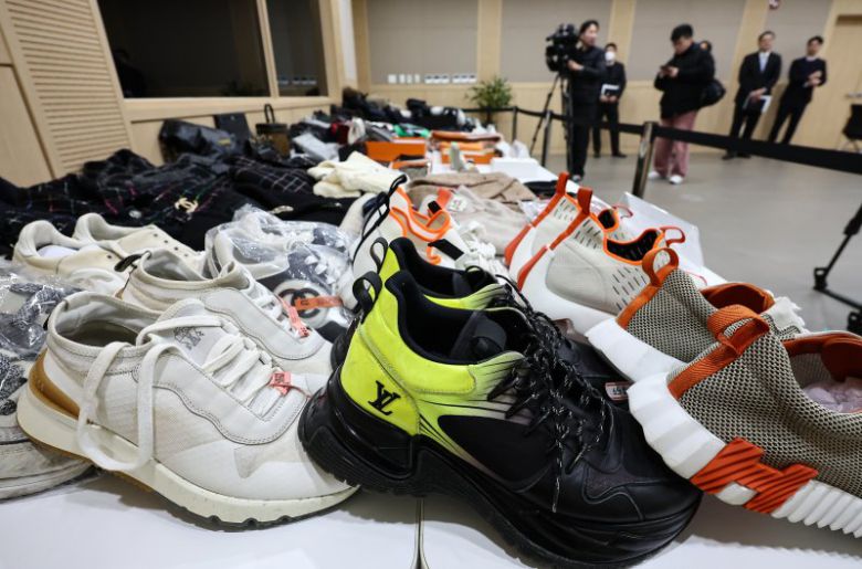 (21일 서울 송파구 서울동부지방검찰청에서 열린 보이스피싱범죄 합동수사부 자금 세탁범 검거 관련 브리핑에서 압수품이 공개되고 있다. 서울동부지검 보이스피싱범죄 합동수사부는 이날 브리핑을 통해 보이스피싱 피해금을 세탁한 조직원 13명을 입건하고 7명을 구속기소 했다고 밝혔다. 뉴스1화상