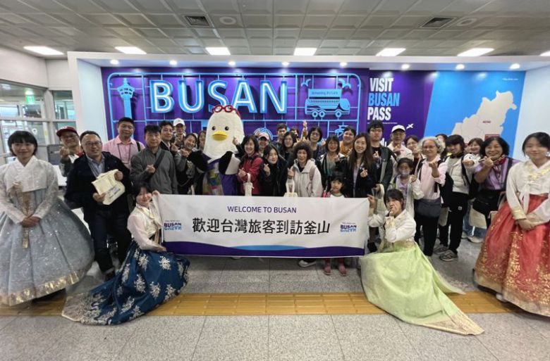 부산관광공사가 설을 앞두고 음력 설 연휴 문화가 같은 중화권 국가를 대상으로 명절 프로모션을 운영한다. 사진은 대만 관광객 모객사업 일환으로 지난 10월 김해공항에서 열린 ‘대만 에바항공 부산노선 신규취항 환대 행사’ 모습. 부산관광공사 제공