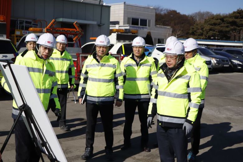 21일 국토부 관계자들이 겨울철 고속도로 사고 예방을 위해 점검에 나섰다. 국토부 제공