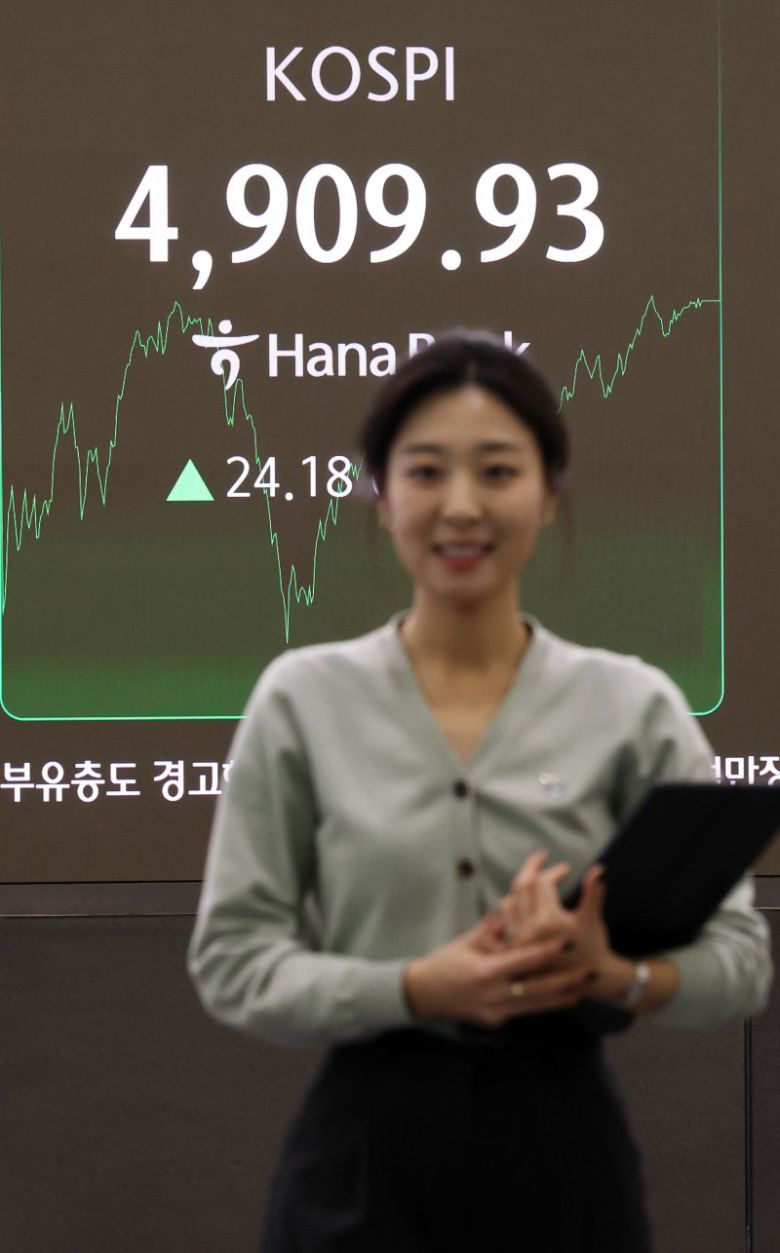 21일 코스피는 전장보다 24.18포인트(0.49%) 오른 4,909.93에, 코스닥지수는 전장보다 25.08포인트(2.57%) 내린 951.29에 장을 마쳤다. 사진=연합뉴스