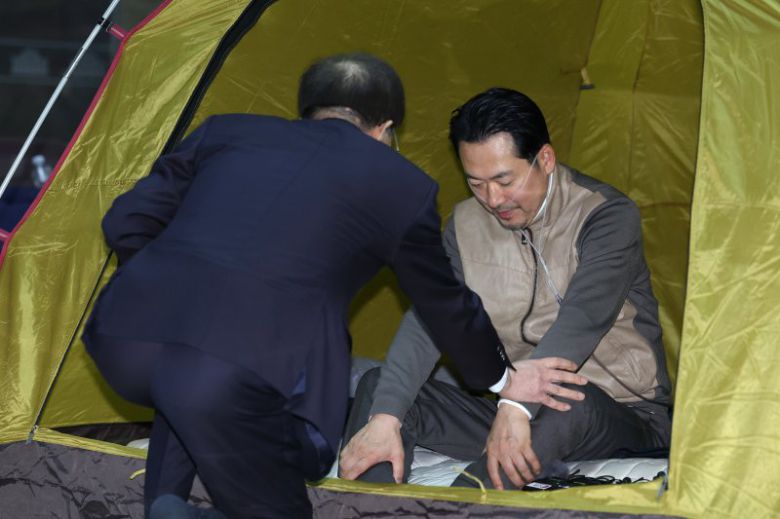 이석연 국민통합위원장이 21일 서울 여의도 국회에서 단식 농성 중인 장동혁 국민의힘 대표를 접견하고 있다. 뉴스1