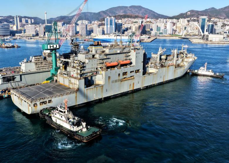 지난 12일 정비를 받기 위해 HJ중공업 영도조선소에 입항한 미 해군 군수지원함 '아멜리아 에어하트호'. HJ중공업 제공