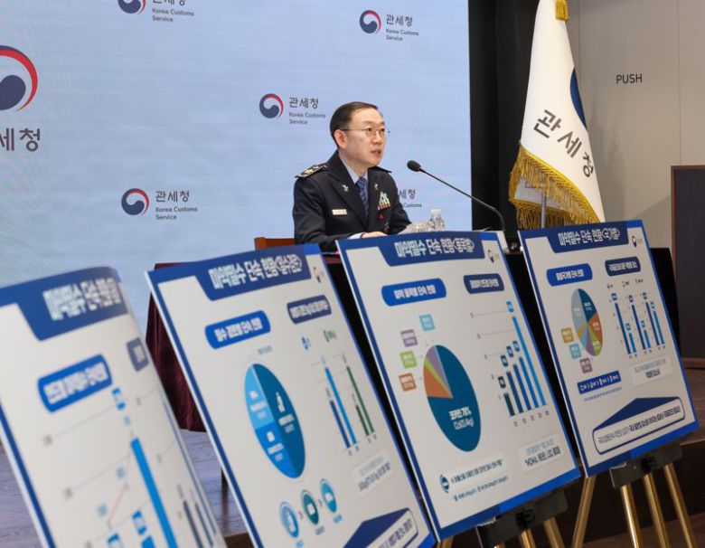 이명구 관세청장이 21일 서울 강남 논현동 서울세관에서 기자 브리핑을 갖고 지난 한 해동안의 마약밀수 단속 현황에 대해 설명하고 있다.