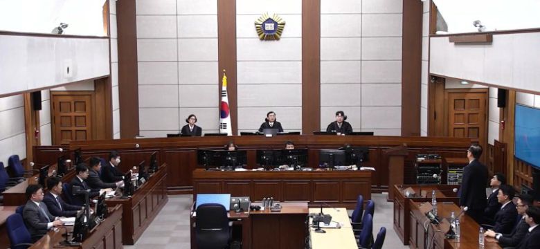 내란 중요임무 종사 혐의를 받는 한덕수 전 국무총리(오른쪽 두번째)가 21일 서울중앙지법에서 열린 1심 선고 공판에 출석해 있다. 연합뉴스