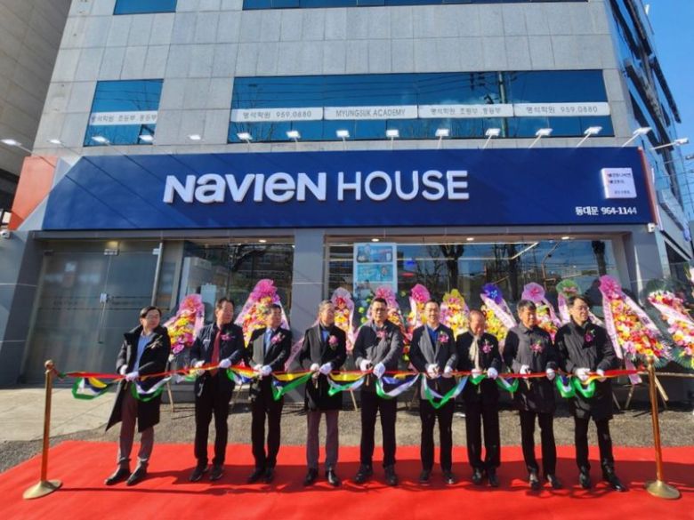 경동나비엔 관계자들이 나비엔 하우스 동대문점 오픈 행사에서 테이프 커팅을 진행하고 있다. 경동나비엔 제공