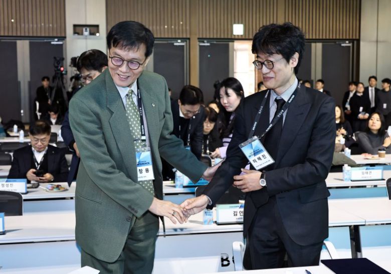 이창용 한국은행 총재(왼쪽)와 이해진 네이버 창업자 겸 이사회 의장이 21일 서울 중구 한국은행 콘퍼런스홀에서 열린 '한국은행ㆍ네이버 공동 AX 컨퍼런스'에서 인사하고 있다. 연합뉴스
