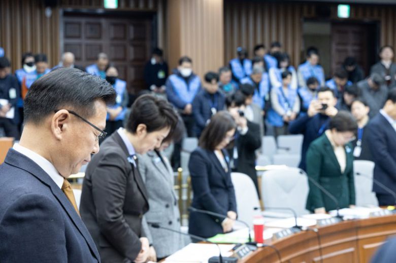 22일 서울 여의도 국회에서 열린 제431회국회(임시회) 국토교통위원회 12.29 여객기 참사 진상규명을 위한 국정조사특별위원회 청문회에서 이양수 위원장을 비롯한 참석자들이 희생자들을 추모하고 있다. 뉴스1