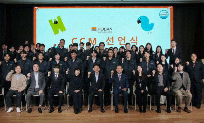 호반호텔앤리조트 관계자들이 22일 서울 서초구 본사에서 열린 ‘2026 소비자중심경영(CCM) 실천 선언식’에서 기념 촬영하고 있다. 호반그룹 제공
