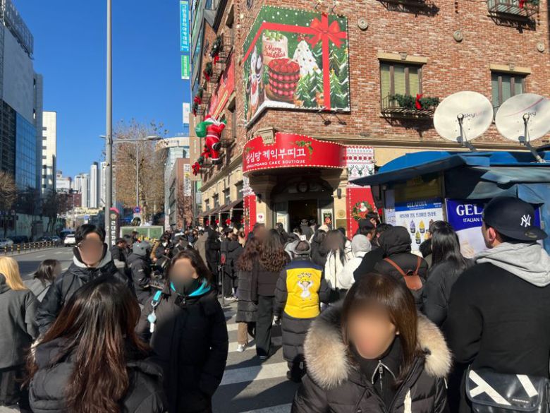 지난 2일 대전 성심당 케익부띠끄 앞에 입장을 기다리는 줄이 길게 늘어서 있다. 사진=김현지 기자