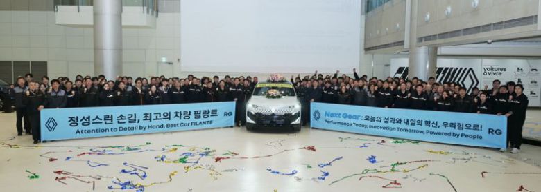 21일 르노코리아 부산공장에서 개최한 르노 필랑트(FILANTE) 1호차 생산 기념 행사에서 임직원들이 기념 사진을 촬영하고 있다. 르노코리아 제공.