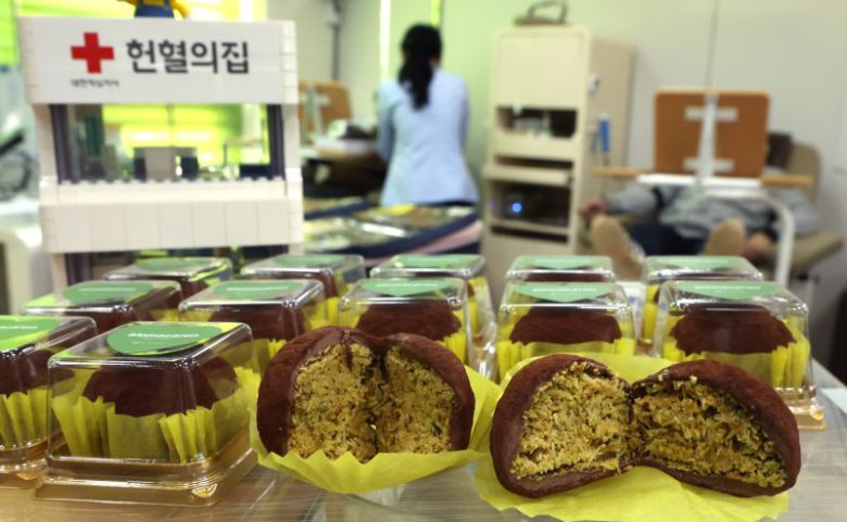 20일 오전 인천 연수구 대한적십자사 인천혈액원내 헌혈의 집에 전혈·혈소판 헌혈자에게 증정할 두바이쫀득쿠키가 놓여 있다. /사진=뉴시스