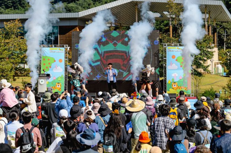국립백두대간수목원의 가든하이킹 프로그램 진행 모습.                                  국립세종수목원에서 펼쳐지는 문화공연 모습.
