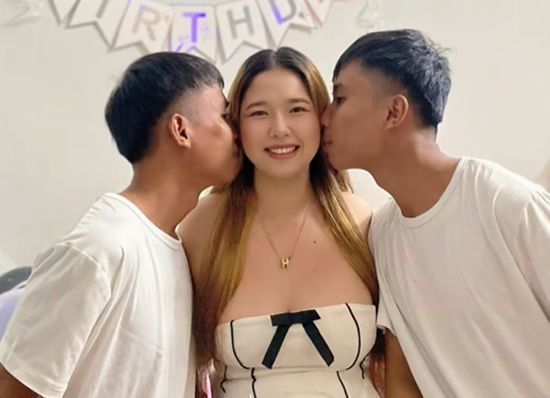 태국에서 한 여성이 쌍둥이 형제와 동시에 교제하며 한집에서 생활하고 있다는 사연이 알려지며 현지 온라인상에서 갑론을박이 벌어지고 있다. 틱톡 캡처