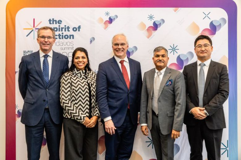 존 아른 로팅겐 웰컴트러스트 CEO(왼쪽부터), 프리야 아그라왈 MSD Health Equity & Partnerships 부문 부사장, 리차드 해쳇 CEPI CEO, 라만 라오 힐레만연구소 CEO, 김익중 SK바이오사이언스 BD2실장이 21일 스위스 다보스에서 개최된 세계경제포럼(WEF)에서 차세대 자이르 에볼라 백신 개발 펀딩 및 협력에 대해 발표한 후 기념촬영을 하고 있다. SK바이오사이언스 제공