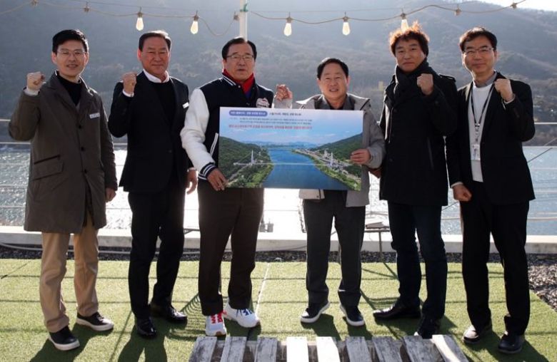 경기 하남·남양주시가 두 도시를 잇는 ‘친환경 출렁다리’를 조성한다. 사진은 이현재 하남시장(왼쪽 세 번째), 주광덕 남양주시장(왼쪽 네 번째)을 비롯한 관계자들이 기념 촬영하는 모습. 하남·남양주시 제공