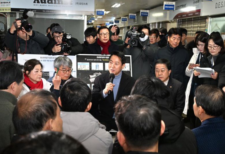 오세훈 서울시장(가운데)이 22일 용산전자상가 재개발구역인 선인상가를 방문해 상인 및 지역주민들과 간담회를 갖고 있다. 서울시 제공