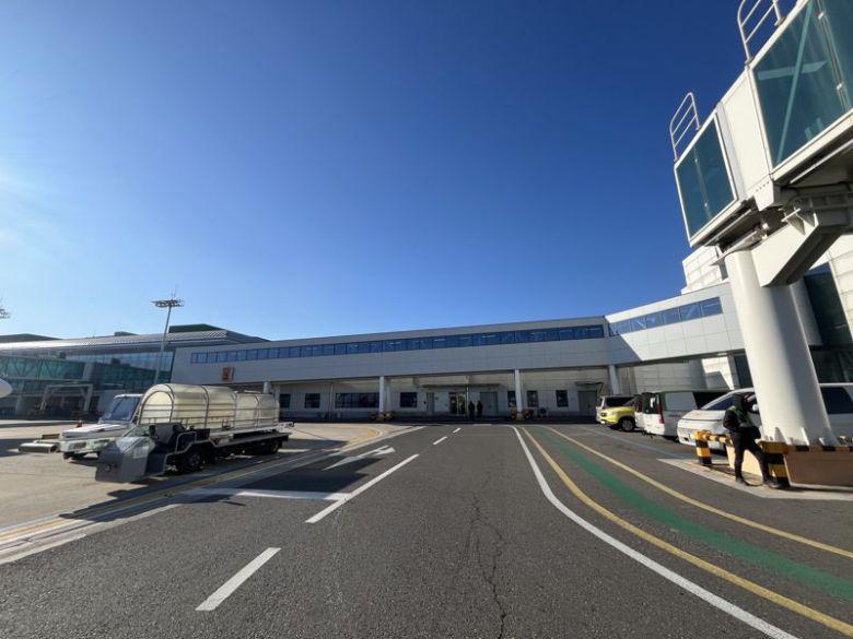 한국공항공사 대구공항이 대구국제공항 국내선과 국제선 터미널 탑승교를 직접 연결하는 통로 '스윙 브릿지'(사진)를 오는 23일 정식 운영하는 등 국제선 확대를 본격화한다. 한국공항공사 대구공항 제공