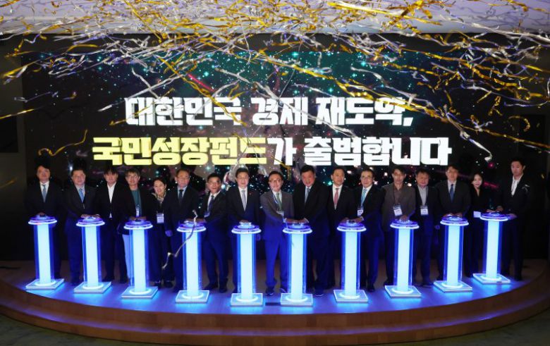 박상진(왼쪽 일곱번째부터) 산업은행 회장, 이억원 금융위원장, 박현주 미래에셋 회장, 서정진 셀트리온 회장 등이 11일 오후 서울 영등포구 산업은행에서 열린 국민성장펀드 출범식에서 기념 세리머니를 하고 있다. 뉴시스