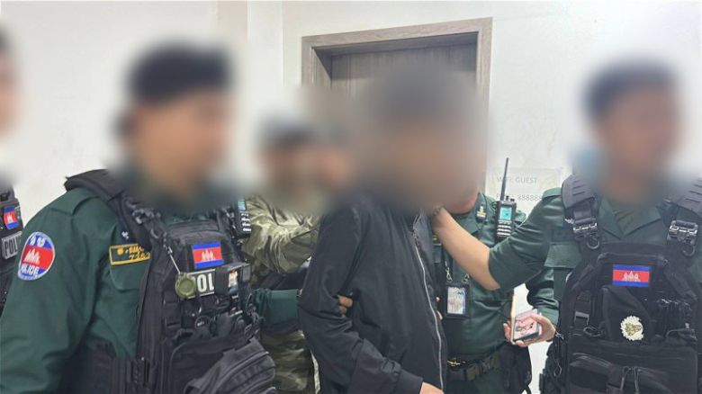 청와대는 22일 브리핑을 열고 캄보디아 스캠 조직 한국 국적 피의자 73명을 강제송환한다고 밝혔다. 사진은 현지에서 스캠 조직 검거 모습. 초국가범죄특별대응TF 제공                                  강유정 대변인이 22일 청와대 춘추관에서 캄보디아 스캠 조직 피의자 송환 관련 브리핑을 하고 있다. 뉴스1