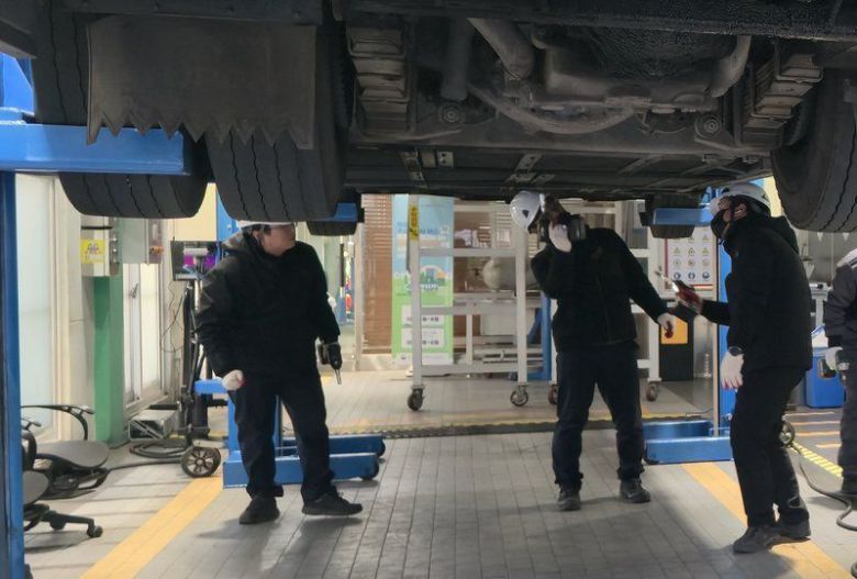 지난 21일 TS대구경북본부와 수성자동차검사소를 방문한 정용식 이사장과 간부들은 자동차검사 분야 안전관리 현황을 점검하고, 현장 직원들과 소통하며 근무 여건과 애로사항을 청취했다. TS 제공