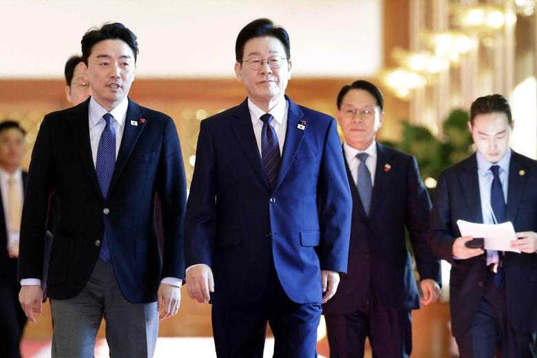 이재명 대통령과 강훈식 비서실장이 22일 청와대에서 열린 수석보좌관회의 참석을 위해 회의실로 향하고 있다. 연합뉴스