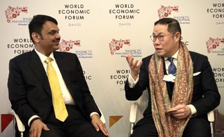 조현상 HS효성 부회장(오른쪽)과 데벤드라 파드나비스 인도 마하라슈트라 주총리가 21일(현지시간) 2026년 다보스포럼에 참석해 인도 투자 계획에 대해 논의하고 있다. HS효성 제공