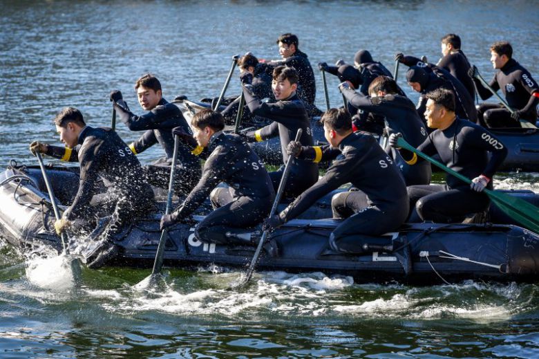 해군 특수전전단 해난구조전대(SSU) 소속 심해잠수사들이 22일 경남 창원시 진해구 진해군항에서 열린 2026년 혹한기 내한훈련에서 고무보트 패들링를 하고 있다. 뉴시스