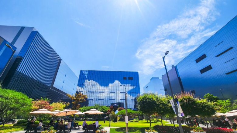 삼성바이오로직스는 1~4공장 풀가동과 함께 5공장의 초기 매출 기여가 실적을 뒷받침할 것으로 판단돼 올해 매출이 지난해 대비 17.4% 증가할 것으로 전망됐다. /뉴스1