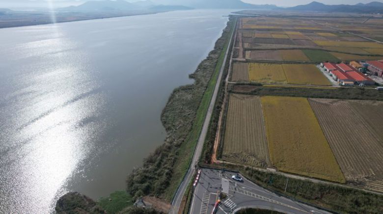 전남도가 도민의 이동 편의성을 높이고, 예산 신속 집행으로 지역 경제에 활력을 불어넣기 위해 올해 1517억원을 들여 57개 지구 210㎞ 구간의 도로 정비 사업을 추진한다. 사진은 영산강 강변도로 전경. 전남도 제공