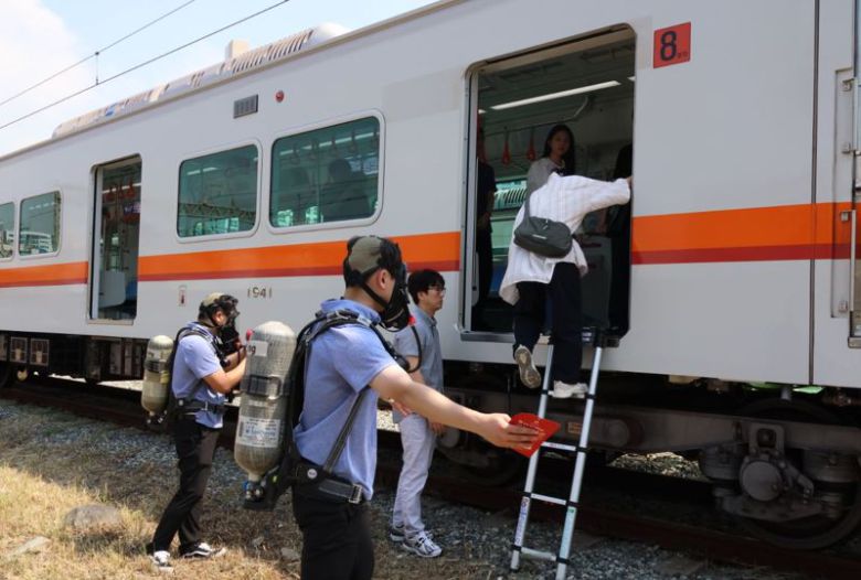 부산교통공사 임직원들이 열차 내 화재 상황을 가정한 비상대응훈련을 하고 있다. 공사 제공