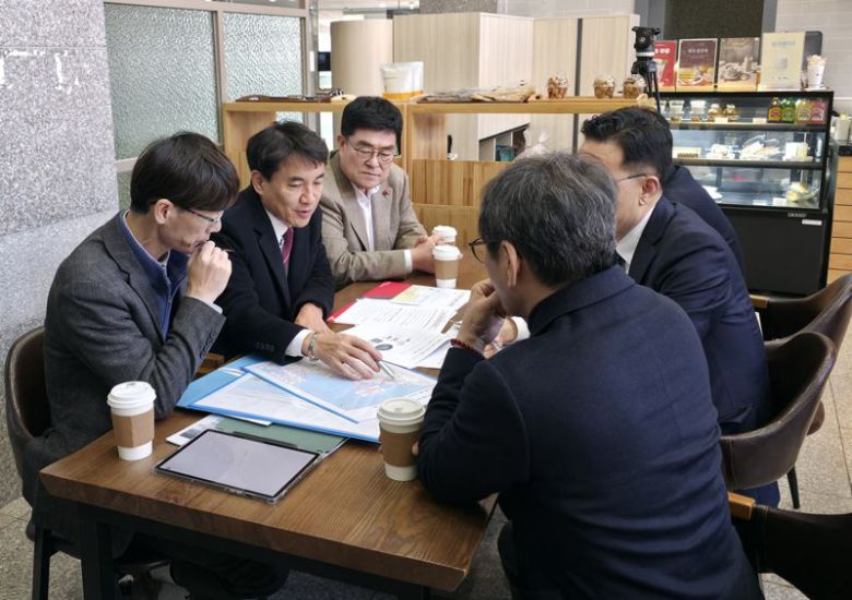 김진태 강원지사(사진 왼쪽 두번째)가 22일 KDI에서 열린 삼척~강릉 고속화 철도 예비타당성조사 SOC 분과위원회에 앞서 김홍규 강릉시장 등과 사업 당위성 등을 논의하고 있다. 강원자치도 제공