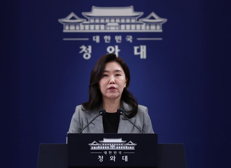 강유정 대변인이 22일 청와대 춘추관에서 캄보디아 스캠 조직 피의자 송환 관련 브리핑을 하고 있다. 연합뉴스