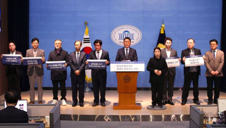 김교흥 더불어민주당 국회의원이 22일 국회 소통관에서 오는 6월 실시되는 지방선거에 인천시장 후보로 출마를 공식 선언했다. 김교흥 의원실 제공.