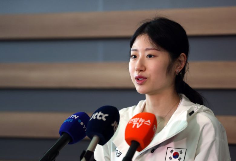 피겨 스케이팅 대표팀의 이해인이 중국 베이징에서 열리는 4대륙선수권대회에 출전하기 위해 20일 인천국제공항을 통해 출국하기 전 취재진과 인터뷰를 하고 있다.뉴스1