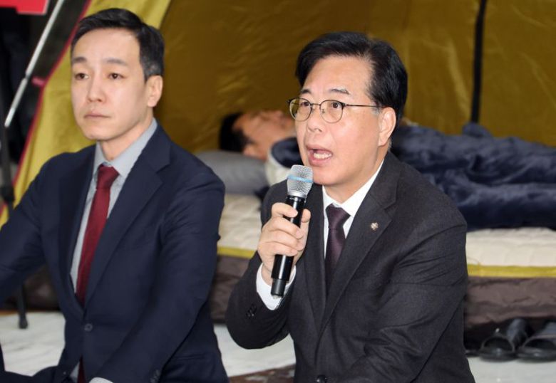 송언석 국민의힘 원내대표가 22일 서울 여의도 국회 로텐더홀에서 열린 최고위원회의에서 모두발언하는 가운데 통일교·공천헌금 '쌍특검' 입법을 요구하며 단식 투쟁에 나선 지 8일 차를 맞은 국민의힘 장동혁 대표가 텐트 안에 누워있다. 사진=박범준 기자