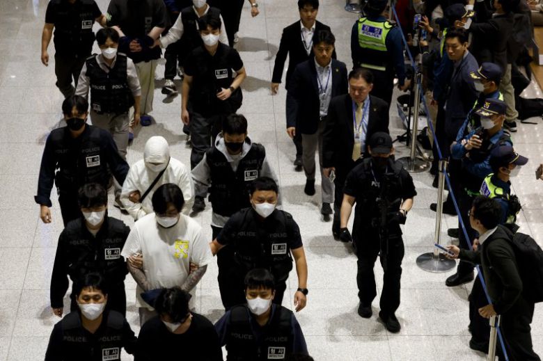 캄보디아 당국의 범죄단지 단속으로 적발돼 구금됐던 한국인들이 지난해 10월 18일 오전 인천국제공항 2터미널을 통해 송환되고 있다. 뉴시스