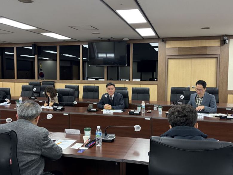 이종욱 관세청 차장(가운데)이 지난 21일 정부대전청사에서 열린 불법 수입양파 차단을 위한 관계기관 회의를 주재하고 있다