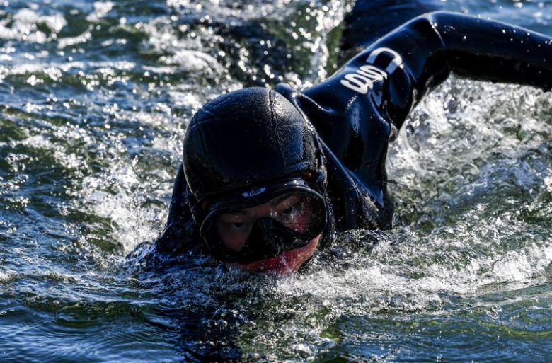 해군 특수전전단 해난구조전대(SSU) 소속 심해잠수사들이 22일 경남 창원시 진해구 진해군항에서 열린 2026년 혹한기 내한훈련에서 오리발 수영을 하고 있다. 뉴시스