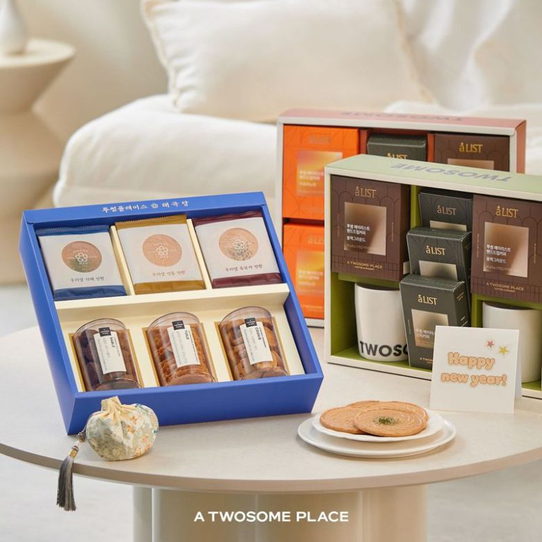 투썸플레이스에서 22일 출시하는 '투썸플레이스 X 태극당 전병&쿠키 세트'와 커피 기프트 라인업. 투썸플레이스 제공