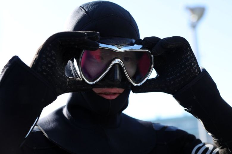 해군 심해잠수사(SSU) 부대원이 22일 경남 창원시 진해구 진해 군항에서 혹한기 훈련 중 장비를 만지고 있다. 이날 진해구 기온은 영하 6도, 체감온도는 영하 11도였다. 연합뉴스