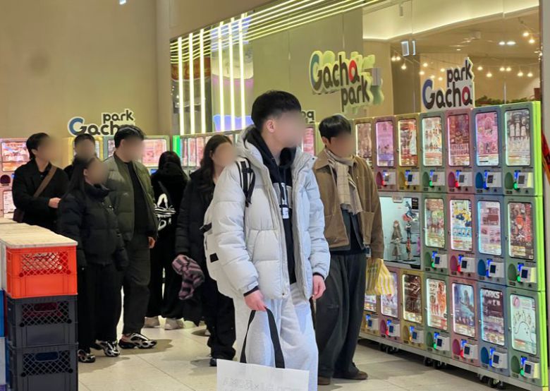 21일 서울 용산 아이파크몰 3층 '도파민 스테이션'에서 방문객들이 가챠 기계를 구경하고 있다. 사진=김현지 기자