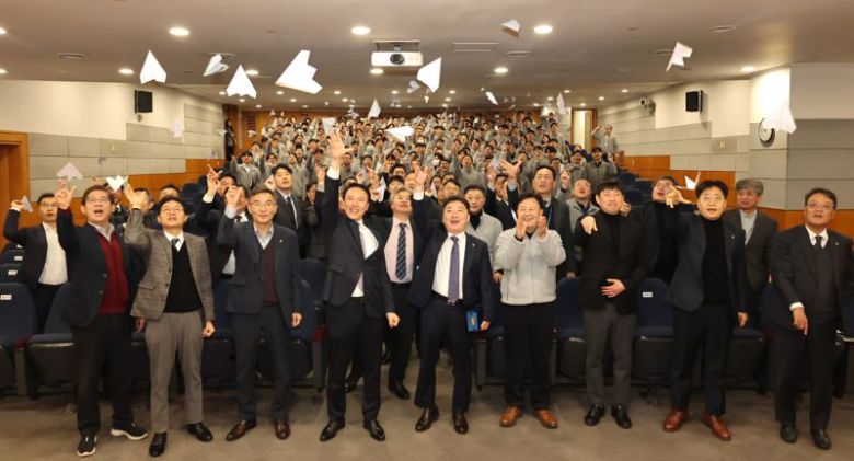 윤진오 동부건설 대표이사(앞줄 왼쪽 네번째) 등 관계자들이 22일 창립 57주년 기념식에서 종이비행기를 날리고 있다. 동부건설 제공