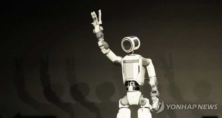 손인사 하는 현대차의 보스톤다이내믹스 휴머노이드로봇 아틀라스. 연합뉴스 제공.
