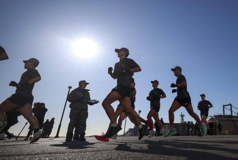 해군 특수전전단 해난구조전대(SSU) 소속 심해잠수사들이 22일 경남 창원시 진해구 진해군항에서 열린 2026년 혹한기 내한훈련에서 경쟁달리기를 하고 있다. 뉴시스                                  해군 특수전전단 해난구조전대(SSU) 소속 심해잠수사들이 22일 경남 창원시 진해구 진해군항에서 열린 2026년 혹한기 내한훈련에서 고무보트 패들링를 하고 있다. 뉴시스                                  해군 특수전전단 해난구조전대(SSU) 소속 심해잠수사들이 22일 경남 창원시 진해구 진해군항에서 열린 2026년 혹한기 내한훈련에서 고무보트 패들링를 하고 있다. 뉴시스                                  해군 특수전전단 해난구조전대(SSU) 소속 심해잠수사들이 22일 경남 창원시 진해구 진해군항에서 열린 2026년 혹한기 내한훈련에서 오리발 수영을 하고 있다. 뉴시스                                  해군 특수전전단 해난구조전대(SSU) 소속 심해잠수사들이 22일 경남 창원시 진해구 진해군항에서 열린 2026년 혹한기 내한훈련에서 오리발 수영을 하고 있다. 뉴시스