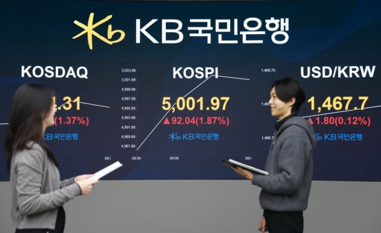 22일 오전 서울 영등포구 KB국민은행 딜링룸 전광판에 코스피 지수가 장중 5000선을 돌파하고 있다. (사진=KB국민은행 제공) /사진=뉴시스화상