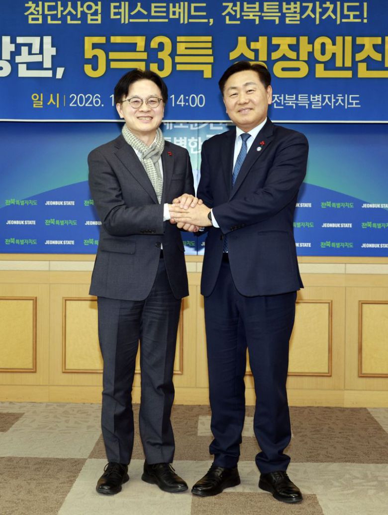 김정관 산업부 장관(좌)이 22일 전북특별자치도청을 찾아 김관영 전북도지사(우)를 만났다. 전북도 제공