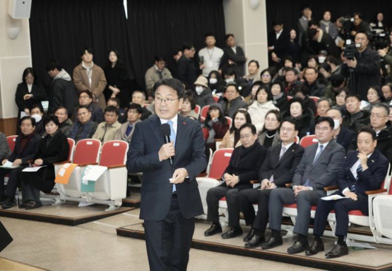 광주광역시가 권역별 합동공청회에 이어 직능별 시민공청회를 잇따라 열어 광주·전남 행정통합에 대한 분야별 의견 수렴에 나선다. 사진은 강기정 광주시장이 지난 19일 동구청 대회의실에서 열린 '광주·전남 통합 광주 동구권역 합동공청회'에서 추진 경과 및 향후 일정 등을 설명하고 있는 모습. 광주광역시 제공