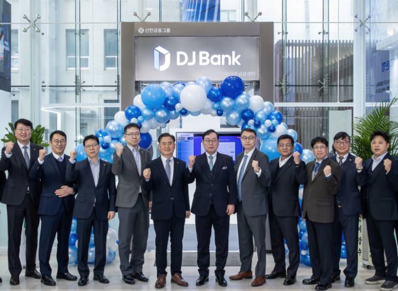 지난 19일 서울 을지로 더존을지타워에 ERP 뱅킹 서비스 브랜드 'DJ Bank'의 수도권 거점 영업점인 강북더존금융센터 개점 행사에 참석한 이희수 제주은행장(왼쪽 다섯번째), 이강수 더존비즈온 부회장(왼쪽 여섯번째) 및 관계자들이 기념촬영을 하고 있다. 제주은행 제공