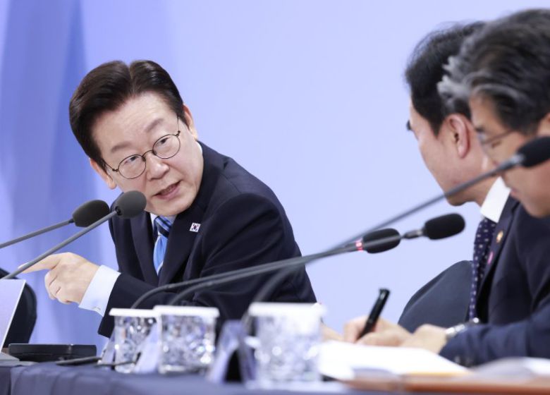 이재명 대통령이 안규백 국방부 장관과 지난해 11월 14일 가진 타운홀 미팅에서 대화하고 있다. 뉴시스